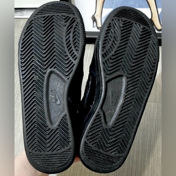 Nike Sneaker Style 318493-002 in Black color Unisex Kids size 4.5Y - Picture 9 of 10